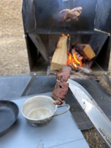 肉を吊るして焼く
