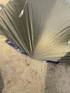 Rocacocoのグランドシートを折りたたむ