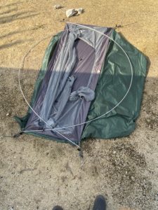 バンドックのソロドームの設営時はあらかじめペグを打っておく