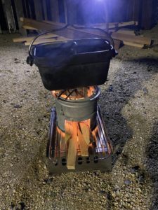 ダッチオーブンを焚火で使う