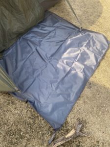 バンドックソロドームの前室に収まるグランドシート