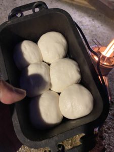 キャプテンスタッグのダッチオーブンで米粉パンを焼く