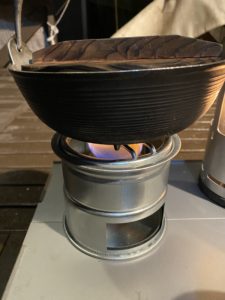 尾上製作所のミニかまどを固形燃料で使ったと起きには五徳の組み方で燃料効率が良くなる