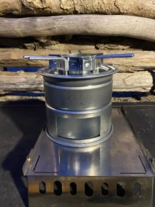 尾上製作所のミニかまど焚火台として組み立てたところ