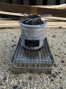 尾上製作所のミニかまどの火力を上げるために網を敷く