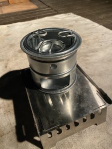 固形燃料で使うバージョンに組み立てた尾上製作所のミニかまど