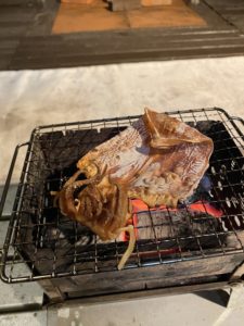 炭のたかやまの炭でするめを炙る