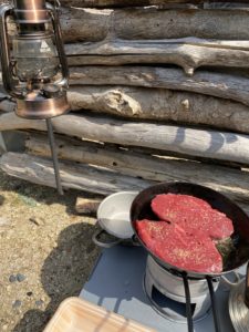 尾上製作所のミニかまどでステーキを焼く