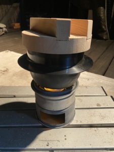 尾上製作所のミニかまどを固形燃料で使ったと起きにはテーブルにダメージが行かない構造
