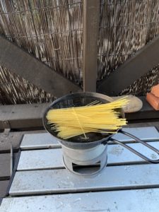 鉄フライパンパスタを作る