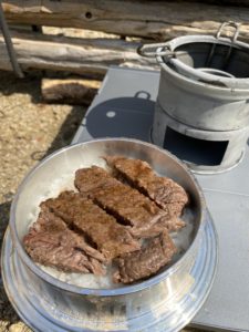 尾上製作所のミニかまどでステーキ丼を作る