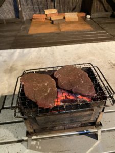 炭のたかやまでステーキを焼く