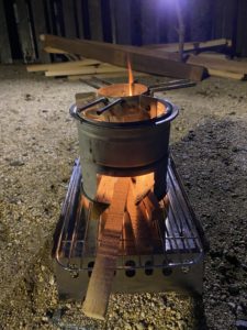 尾上製作所のミニかまどで焚火