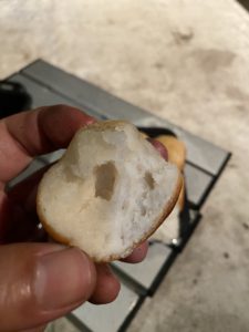 焚火で焼いた米粉パン
