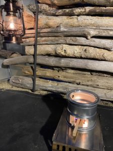 尾上製作所のミニかまどで焚火をするのに便利な台