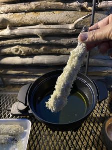 レコルト 電気なべでジャンボエビフライを揚げる