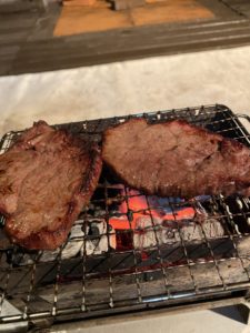 炭のたかやまの炭でステーキを焼く