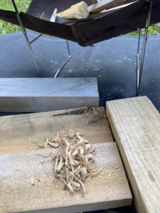 火打石で火を着ける火だねを作る