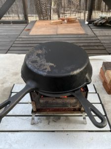 スキレットでお好み焼きを温める