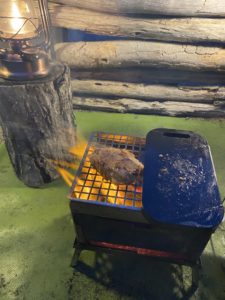 カナダビーフを炭火で焼く