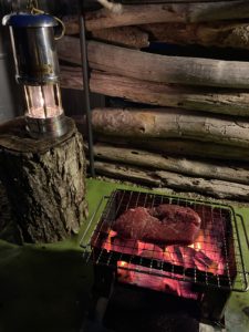 熾火でステーキを焼く