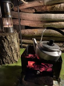 ヤカンで湯を沸かす