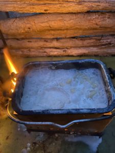 焚火でグラタンを作る