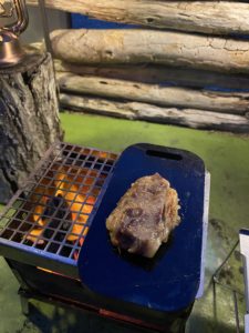 極厚鉄板で肉を焼く