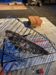 炭焼き一番でカツオを叩きを炙る