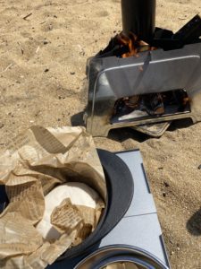 ダッチオーブンで米粉パンを焼く