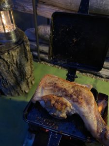 バウルーで鳥を焼く