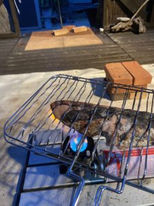 炭焼き一番でカツオを叩きを炙る