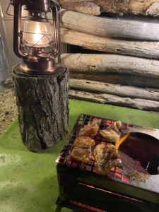 カナダビーフを網で焼く