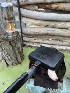 バウルーで鶏ももを焼く