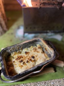 焚火でグラタンを作った