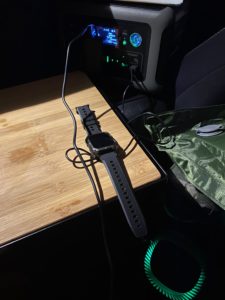 軍用規格のスマートウォッチを充電する