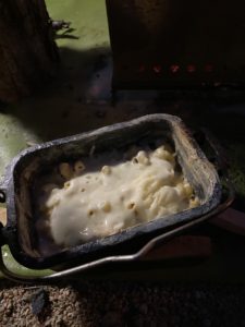 焚火でグラタンを作る