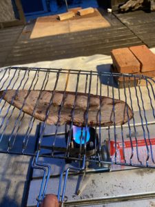 炭焼き一番でカツオを叩きを炙る