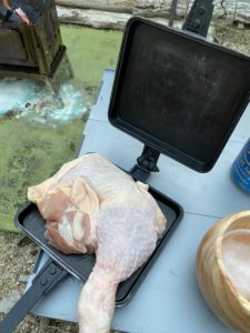 鳥の脚をバウルーで焼く