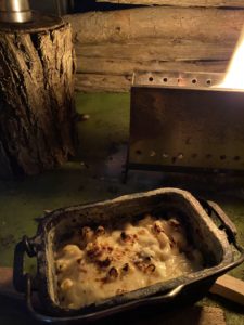 焚火でグラタンが完成