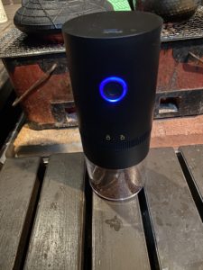 自動でコーヒーを挽く