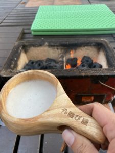 ビールを飲みながら火が着くのを待つ