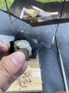 火打石で火種を作る