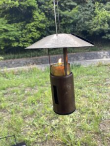 ランタンを薪で着ける