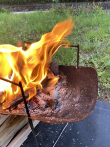 焚火にくべられたウズラの卵