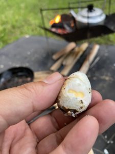 ウズラの卵を焼いている