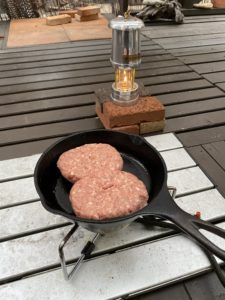 ハンバーグを焼く