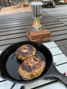 スキレットで焼くハンバーグ