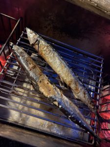 グリルで焼くサンマ