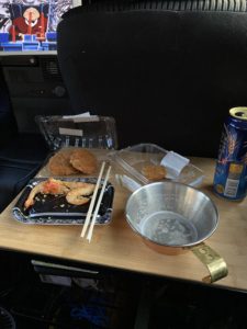 食事スペースを確保した車内